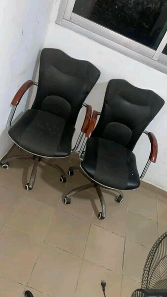 Chaise de bureau réglable en cuir noir