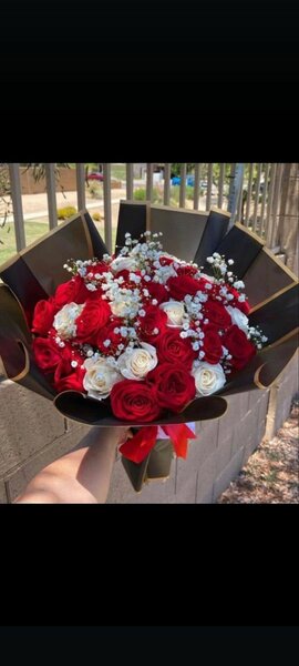Bouquet de roses rouges et blanches