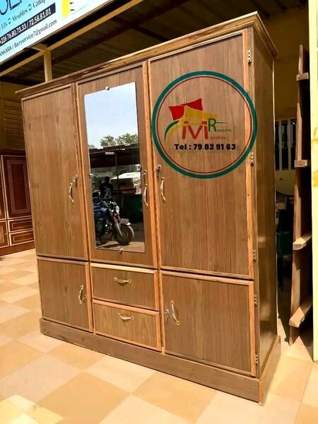 Armoire en bois avec miroir