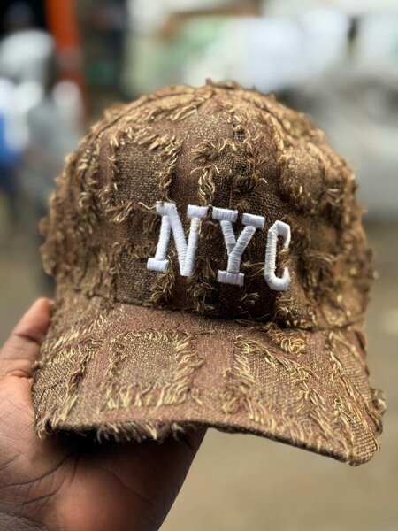 Casquette NYC déchirée