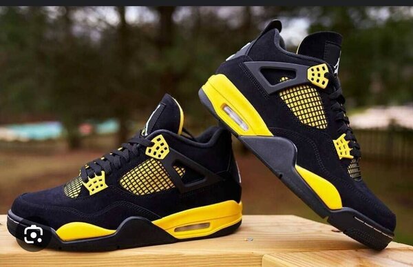 Jordan 4 (black and yellow )
