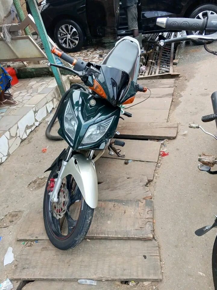 Moto à boîte automatique sportive