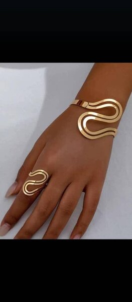 Bracelet et bague dorés élégants