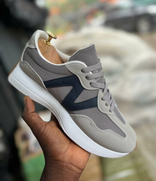 Sneakers en cuir gris élégants