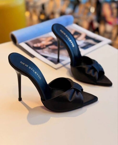 Mules à talons aiguille