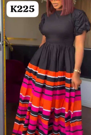 Robe longue au sol à manches courtes et jupe ample, noire à rayures orange et pâles