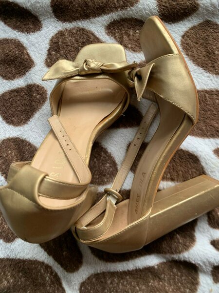 Sandales dorées élégantes