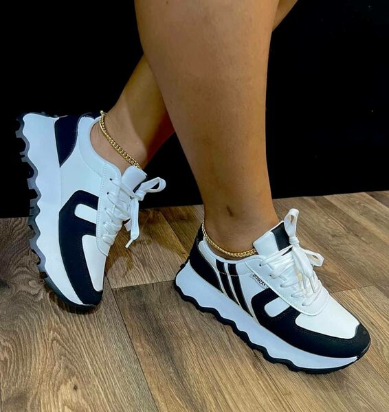 Ladies sneakers Original and boxed