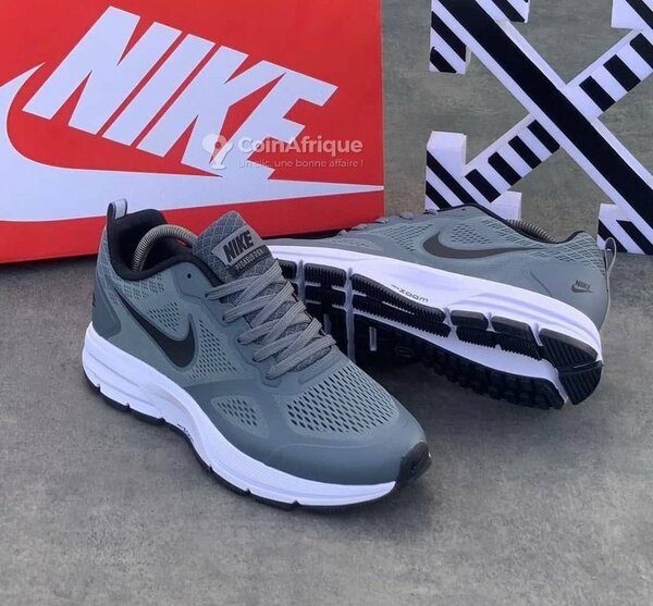 Chaussures de sport Nike grises