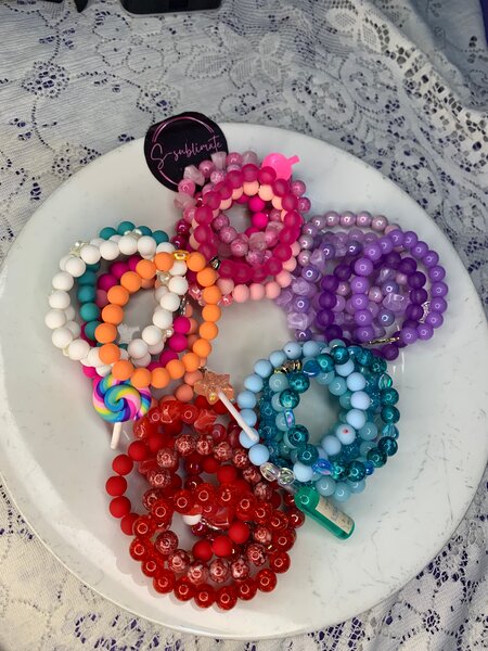 Lot de bracelets perles colorés