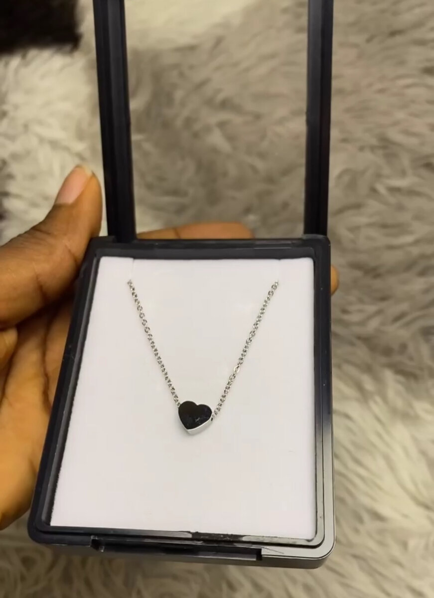 Collier cœur noir élégant