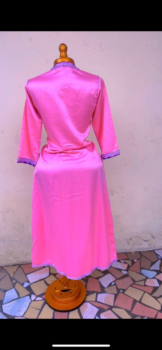 Robe longue en satin rose