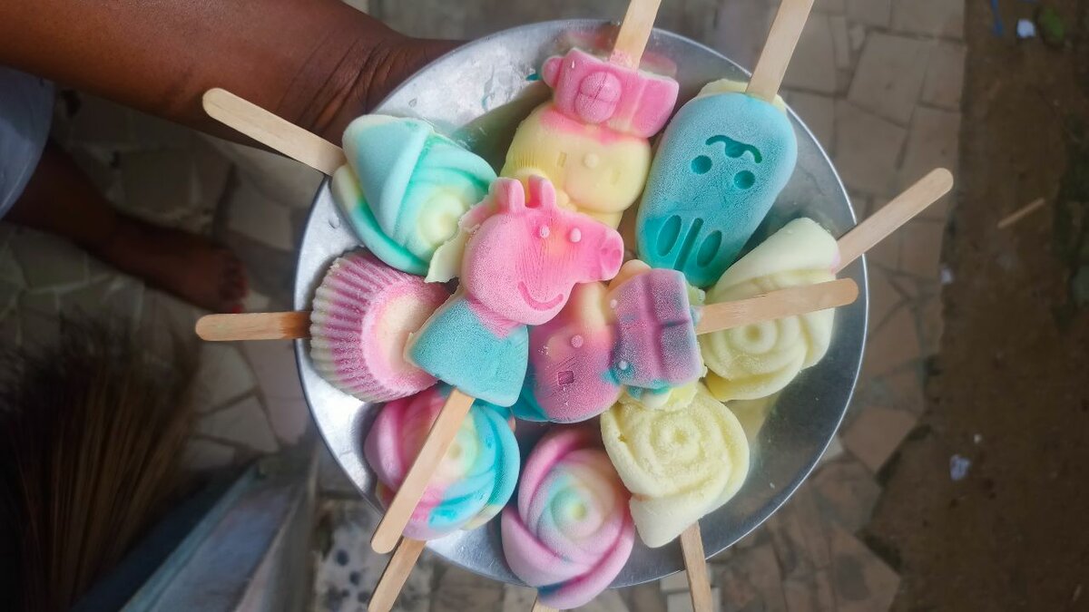 8Glaces artisanales colorées