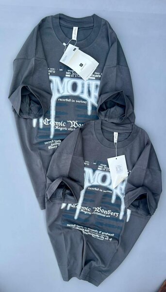 T-shirt graphique moderne