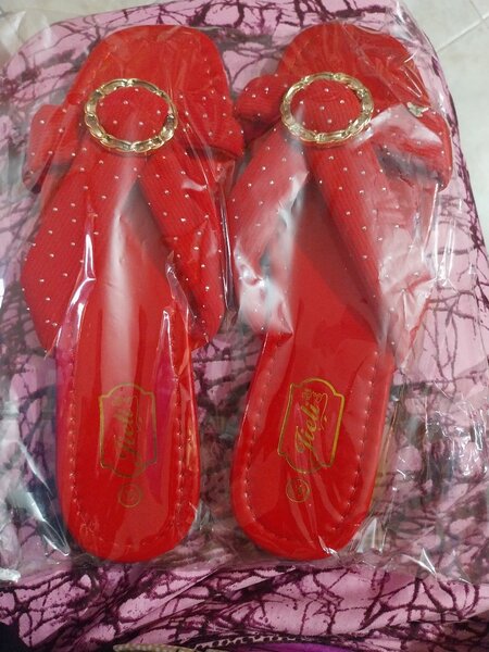 Sandales rouges à boucle