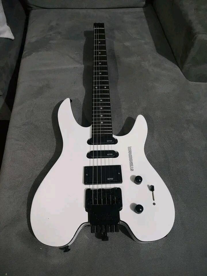 Guitare électrique moderne blanche