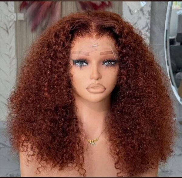 Perruque en dentelle bouclée