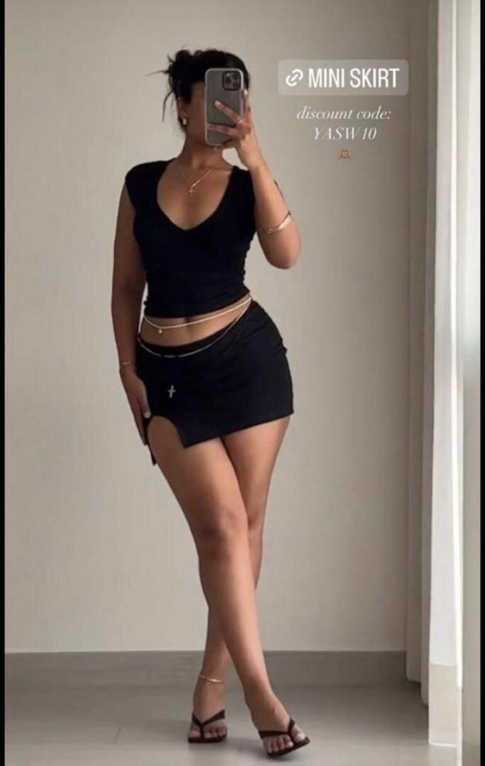 Haut noir à dos ouvert