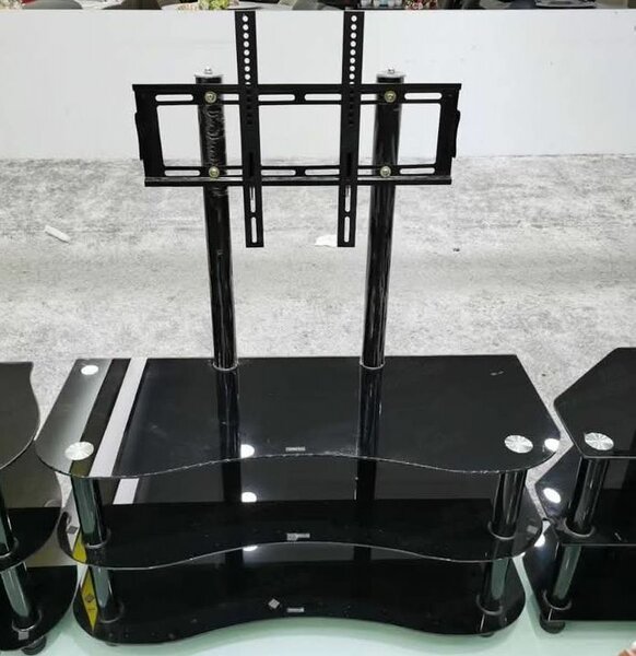 Support TV avec étagères élégantes