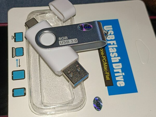 8 GB-CLÉ USB 3.0 MODÈLE 2 EN 1