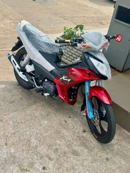 Moto sportive 125cc rouge