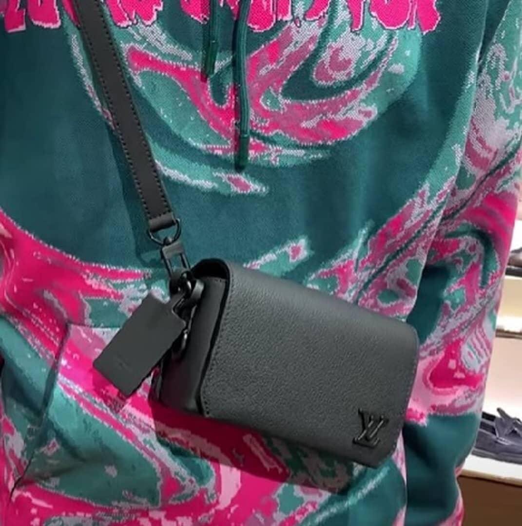Sacoche en cuir noir LV