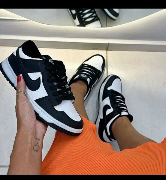 Baskets noires et blanches tendance