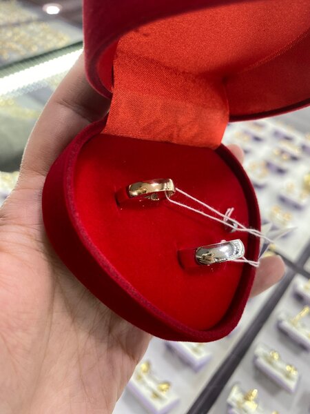 Пара обручальных колец из золота и серебра