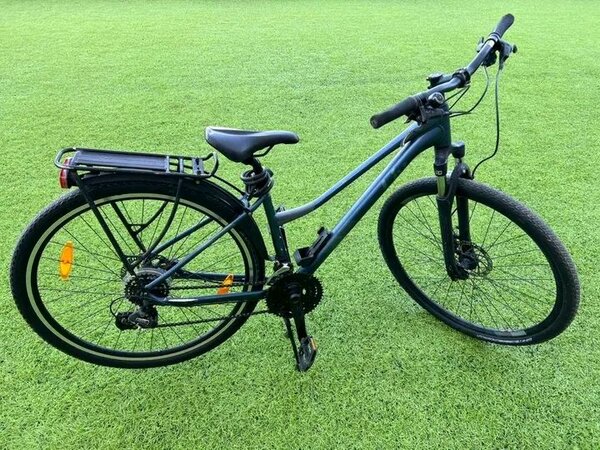 Vélo hybride avec porte-bagages