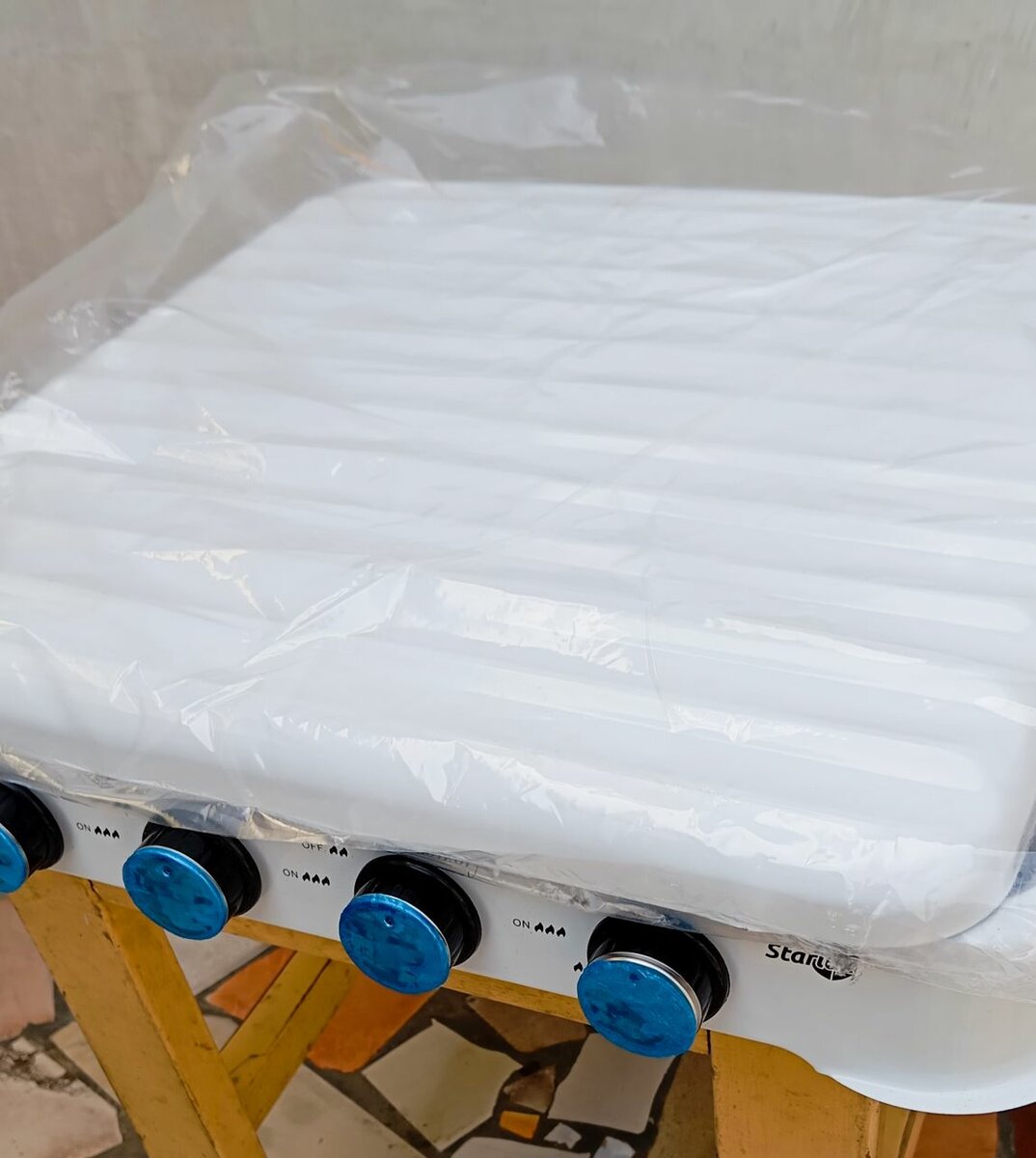 CUISINIÈRE À 4 FEUX