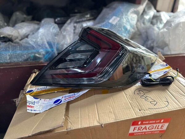 Honda civic 2018 Tail lights w/Trunk light available.