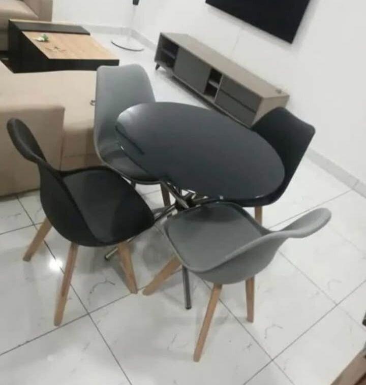 Ensemble table et chaises modernes