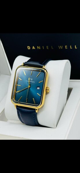 Montre Carrée Dorée Élégante