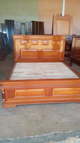 Lit en bois massif de haute qualité