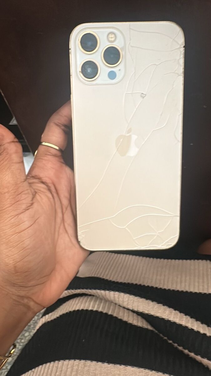 iPhone avec arrière fissuré