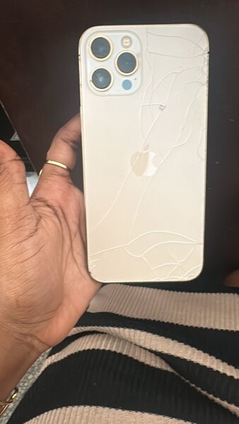 iPhone avec arrière fissuré