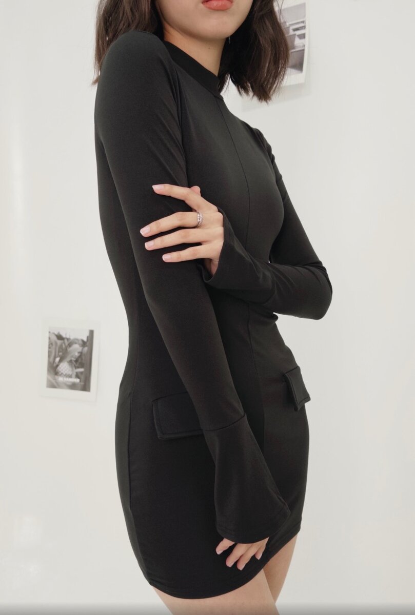 Платье с выделяющимися карманами и рукавами