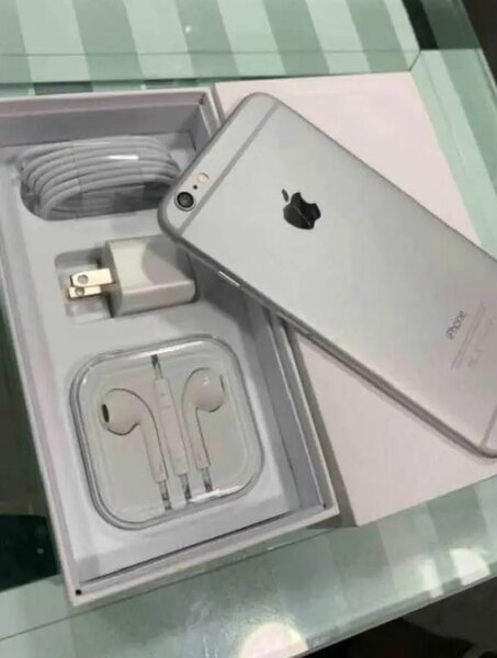 iPhone avec accessoires complets