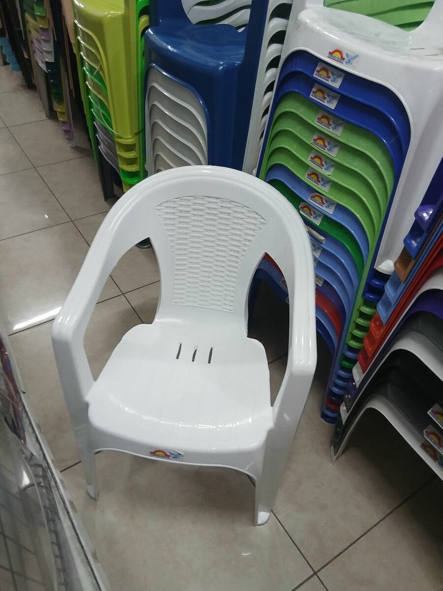 Chaise en plastique empilable