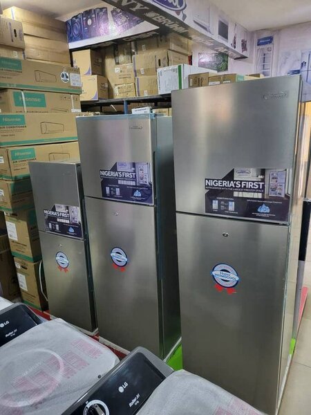 Réfrigérateur congélateur compact moderne