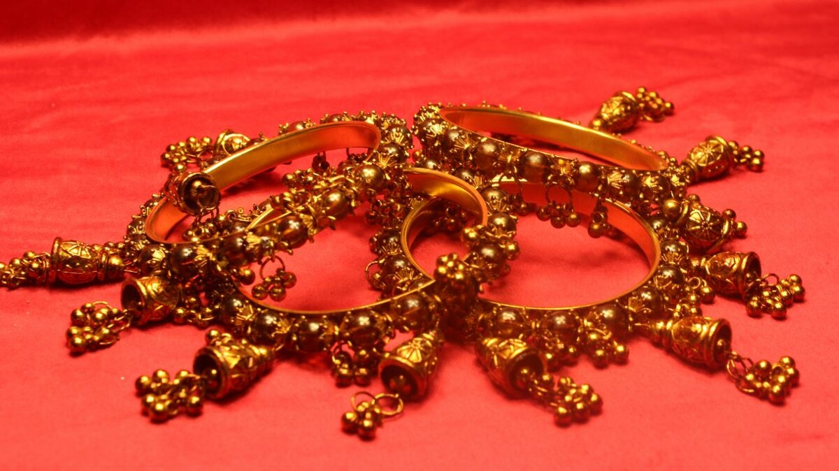 Elegant Antique Brown Pearls Design Bangles