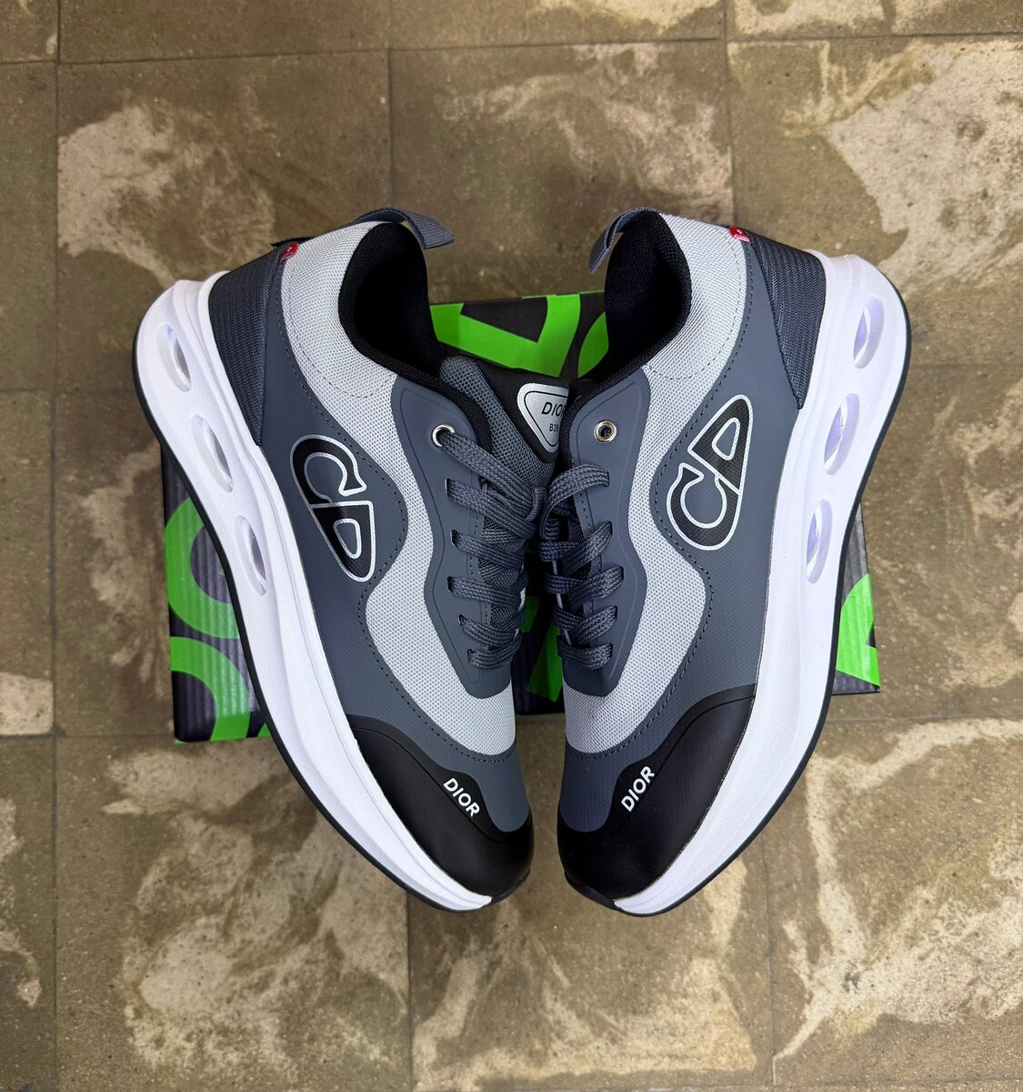 Sneakers en cuir gris Dior