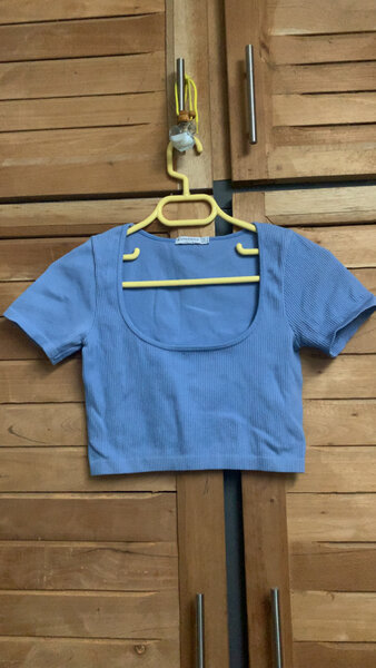 Haut court bleu femme élégant