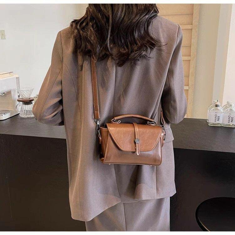 Коричневая женская , вместительная,  компактная сумочка .