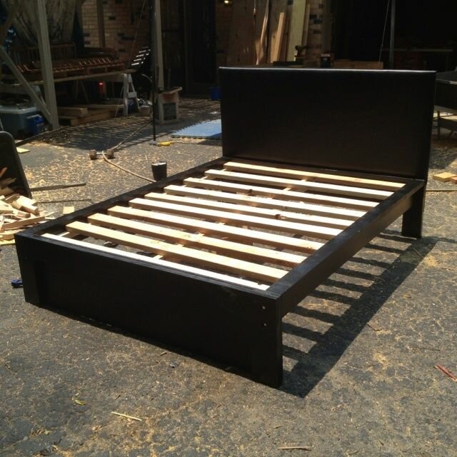 Lit en bois massif moderne