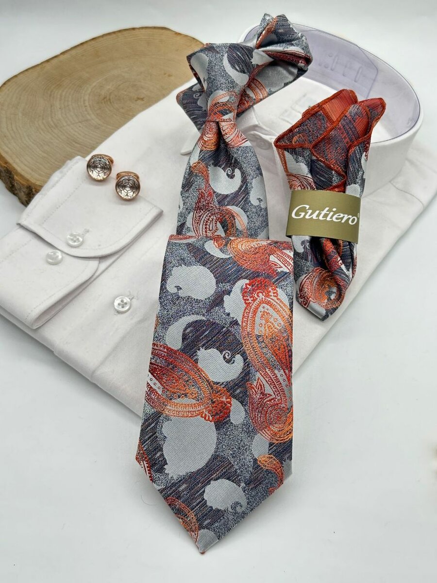 Flying tie with pocket square