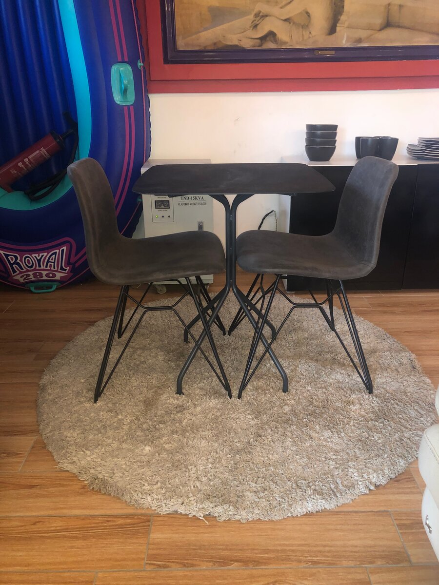 Table et chaises en din suisse