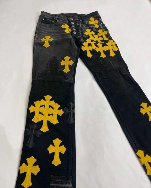 Jeans avec motifs croix colorés