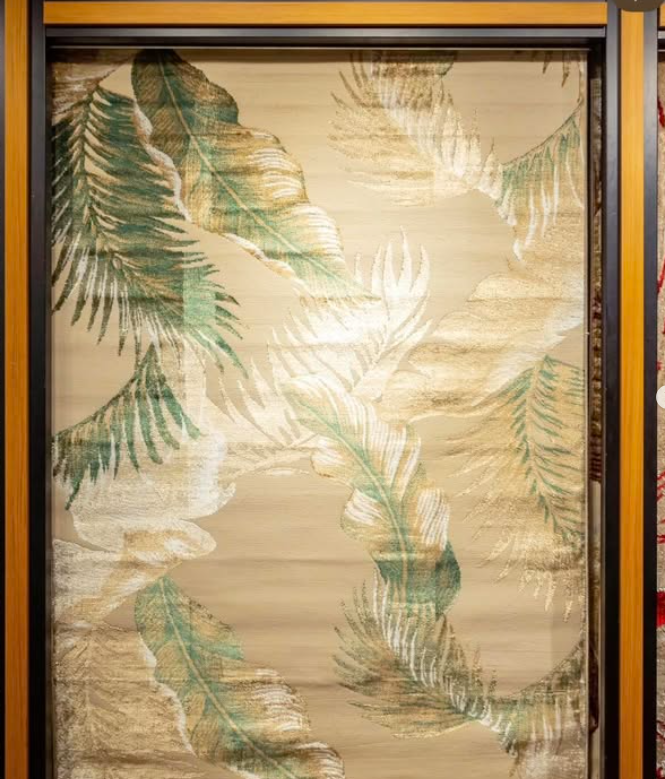 Carpet with a tropical pattern (green and golden leaves on a beige background)
