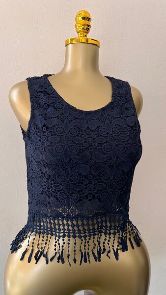 Top en dentelle bleu avec franges